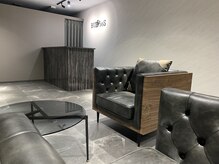 落ち着いた雰囲気のサロン受付と待合スペース