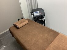 清潔感のある脱毛施術室とベッド