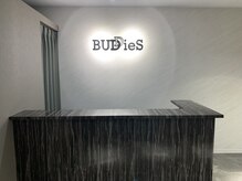 メンズ脱毛サロンBUDiesのスタイリッシュな受付カウンター